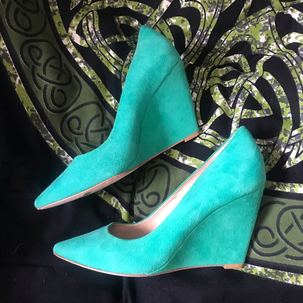 Pour la victoire turquoise green suede leather wedge heels EUC size 7
